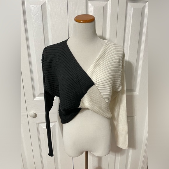 Lush Women’s NWT Twist front Black and White Cropped Sweater size Small - Picture 8 of 12